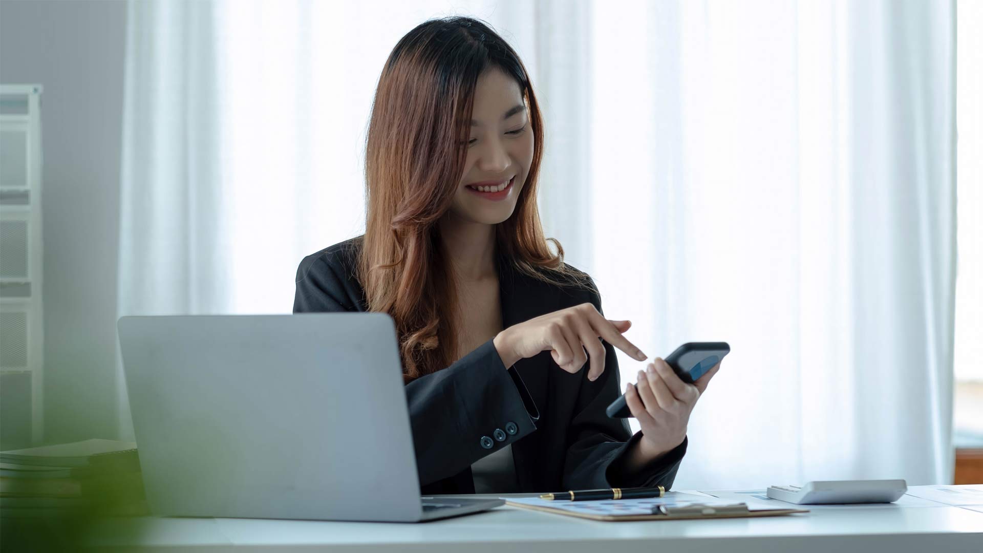 Portrait Of Young Asian Business Woman Used Smartphone Write IMg